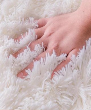 Alfombra de felpa blanca