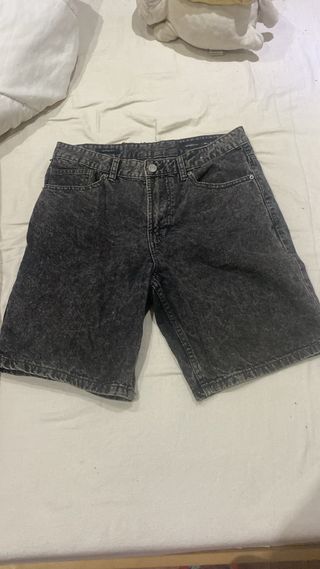 Pantalón corto vaquero desgastado
