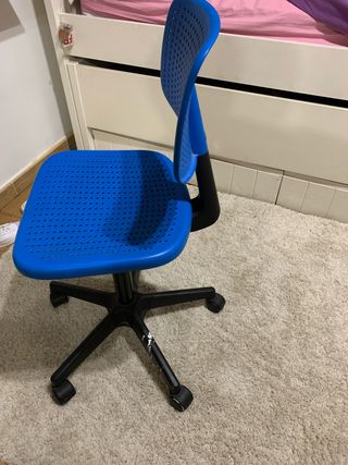 Silla de oficina azul con ruedas