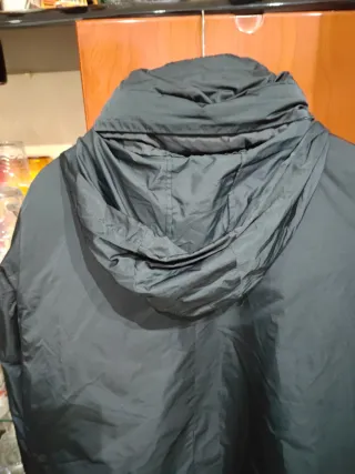 Parka Negra con Capucha y Cinturón