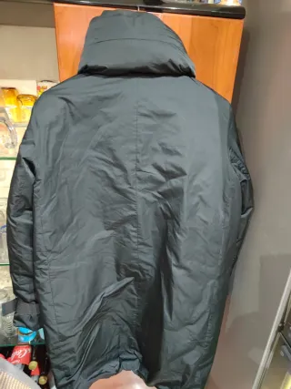 Parka Negra con Capucha y Cinturón