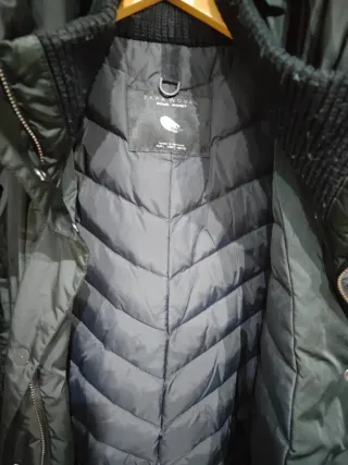Parka Negra con Capucha y Cinturón