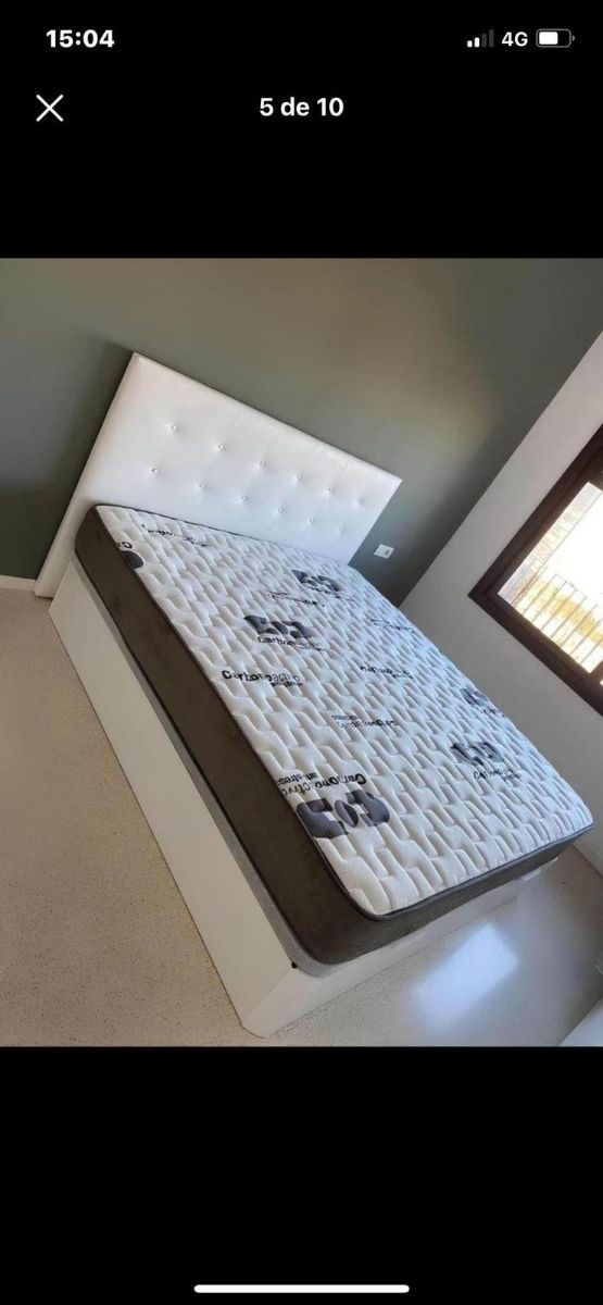 Cama individual con cabecero blanco