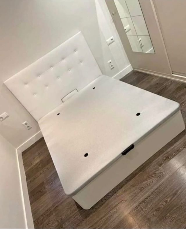 Cama individual con cabecero blanco