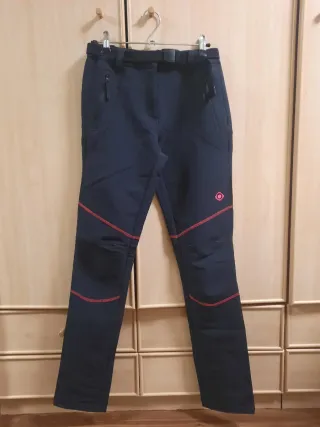 Pantalones de montaña negros con cinturón
