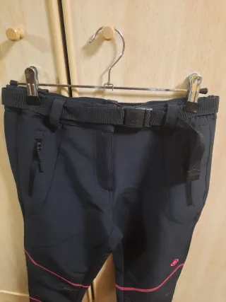 Pantalones de montaña negros con cinturón