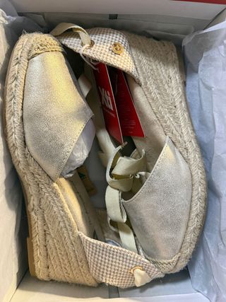 XTI Sandalias Cuña Doradas