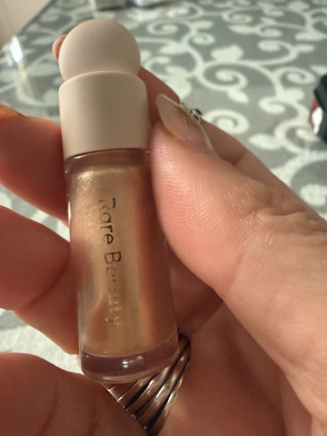 Iluminador Rare Beauty Dorado