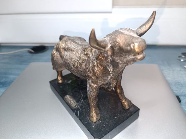Toro di bronzo con base in marmo
