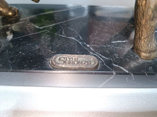 Toro di bronzo con base in marmo