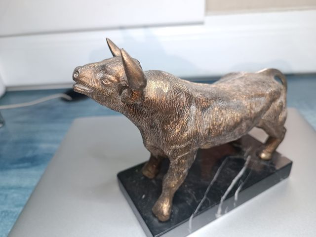 Toro di bronzo con base in marmo