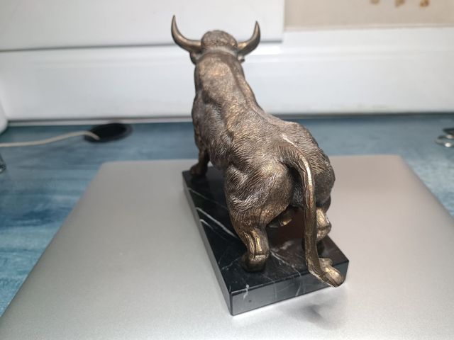 Toro di bronzo con base in marmo