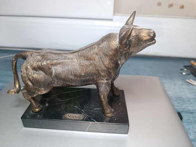 Toro di bronzo con base in marmo