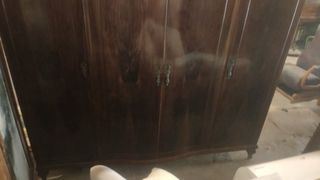 Cómoda de madera con tapa de cristal