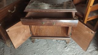 Cómoda de madera con tapa de cristal