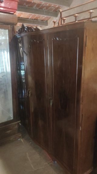 Cómoda de madera con tapa de cristal