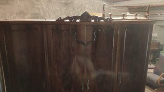 Cómoda de madera con tapa de cristal