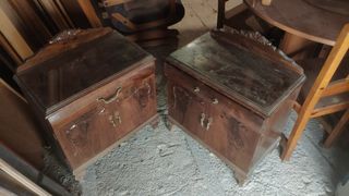 Cómoda de madera con tapa de cristal