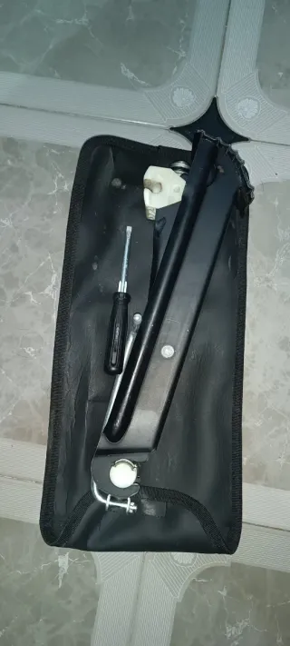 Gato hidráulico y herramientas coche