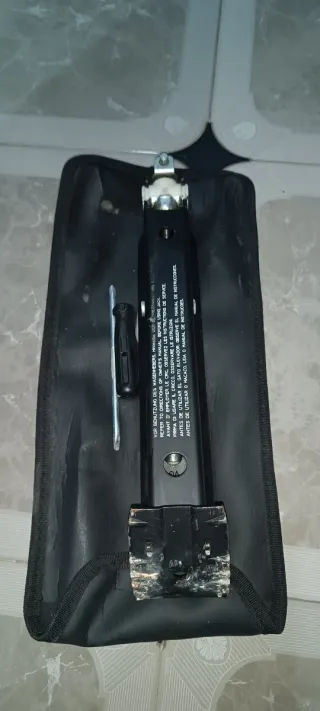 Gato hidráulico y herramientas coche