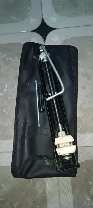 Gato hidráulico y herramientas coche