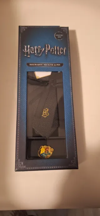Corbata y Pin Harry Potter Deluxe Set