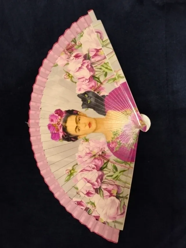 Abanico Frida Kahlo Rosa con Gato Negro