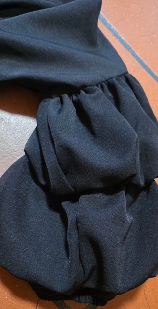 Tutina Boohoo nera maniche a sbuffo