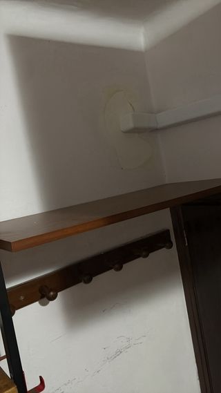 Perchero de madera marrón