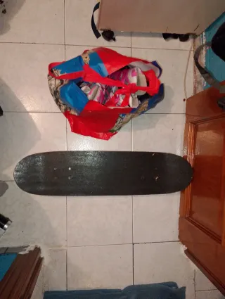 Monopatín negro y patines de color rosa y negros