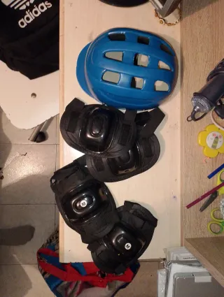 Monopatín negro y patines de color rosa y negros