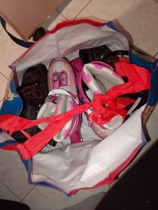 Monopatín negro y patines de color rosa y negros