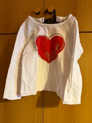 Maglietta bianca con cuore rosso love