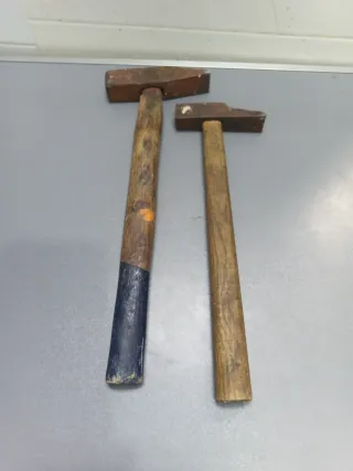 2 Martillos de madera y metal