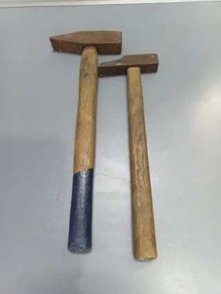 2 Martillos de madera y metal