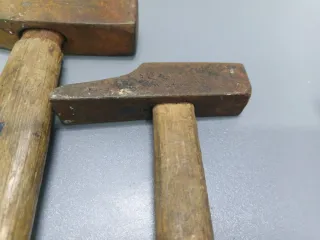 2 Martillos de madera y metal