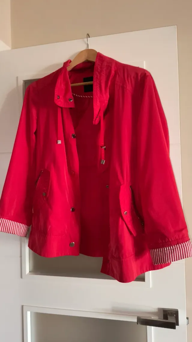 Parka roja fina sin forro