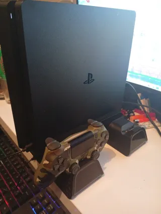 PS4 Slim 1TB + Soporte + Mando Camuflaje+juegos