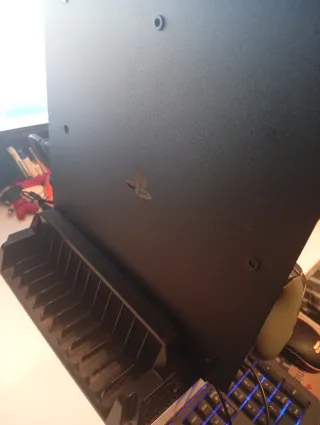 PS4 Slim 1TB + Soporte + Mando Camuflaje+juegos