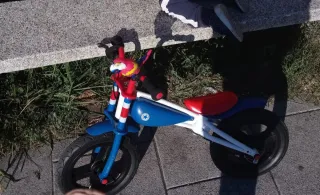 Bici sin pedales azul y roja