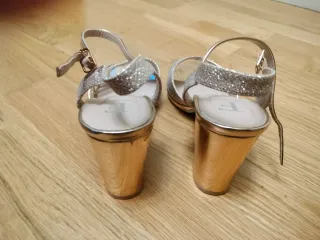 Tacones dorados talla 38