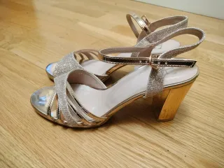 Tacones dorados talla 38