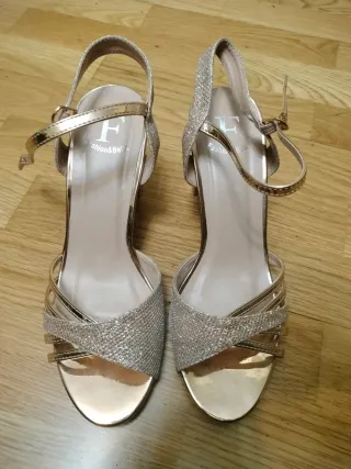 Tacones dorados talla 38