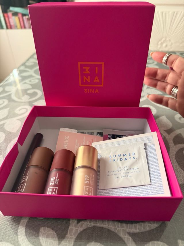 Set de maquillaje 3INA: 3 bases y serum