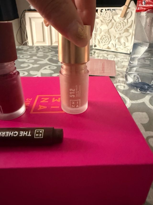 Set de maquillaje 3INA: 3 bases y serum