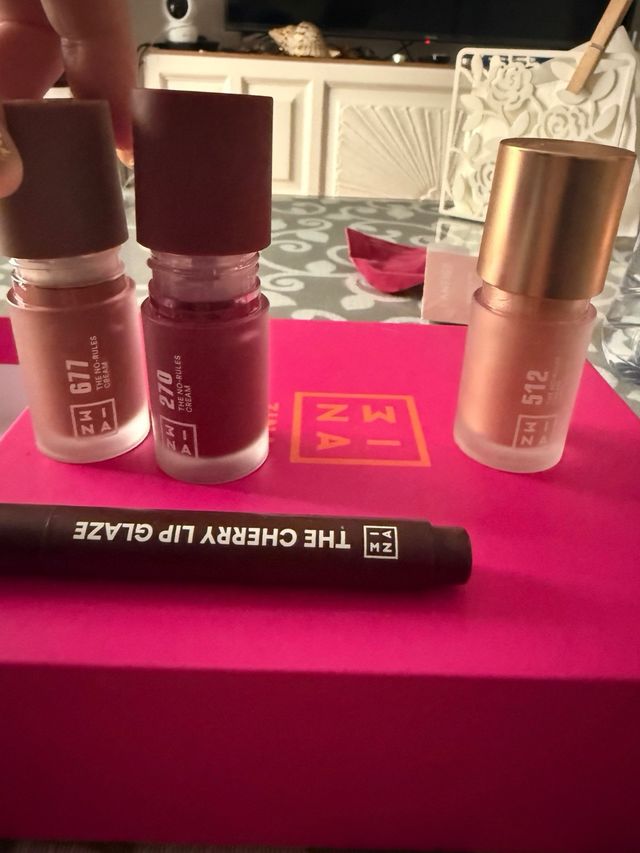 Set de maquillaje 3INA: 3 bases y serum