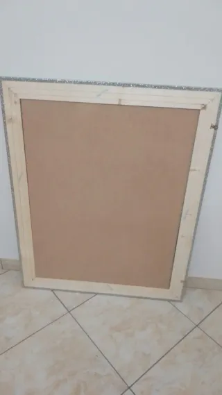 Specchio da parete con cornice glitterata..