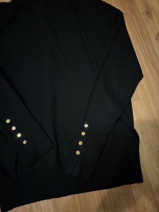Jersey Zara cuello alto con botones dorados