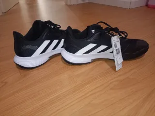 Zapatillas Adidas court Jam Negras y Blancas