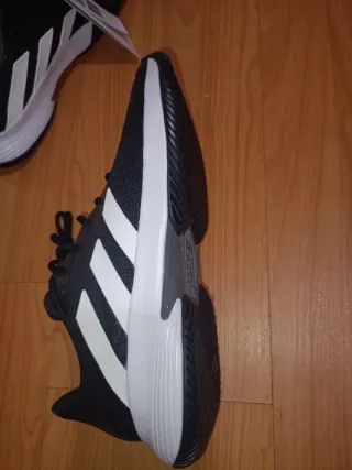 Zapatillas Adidas court Jam Negras y Blancas